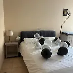 One-bedroom With A Cozy Terrace Beachfront, Center, Parking דירה מנטון