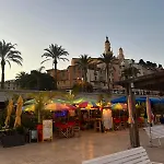 דירה One-bedroom With A Cozy Terrace Beachfront, Center, Parking מנטון