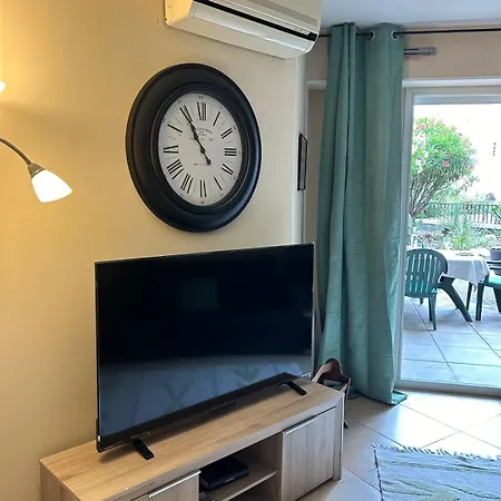 One-bedroom With A Cozy Terrace Beachfront, Center, Parking شقة