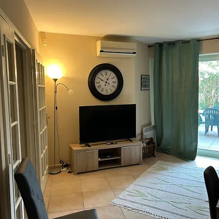 One-bedroom With A Cozy Terrace Beachfront, Center, Parking *