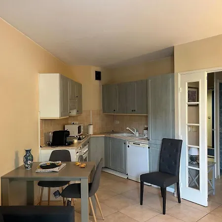 One-bedroom With A Cozy Terrace Beachfront, Center, Parking شقة