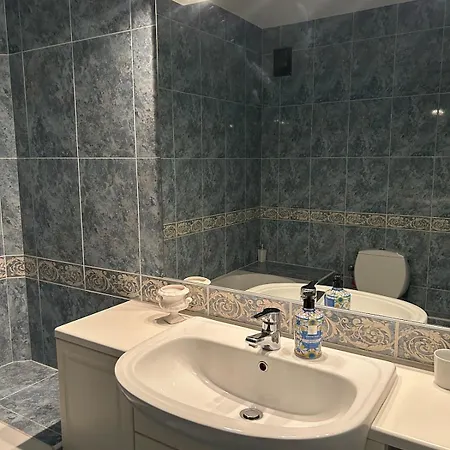 One-bedroom With A Cozy Terrace Beachfront, Center, Parking مينتون