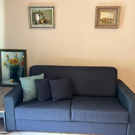 One-bedroom With A Cozy Terrace Beachfront, Center, Parking شقة