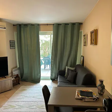 One-bedroom With A Cozy Terrace Beachfront, Center, Parking مينتون