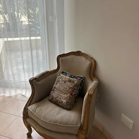One-bedroom With A Cozy Terrace Beachfront, Center, Parking شقة