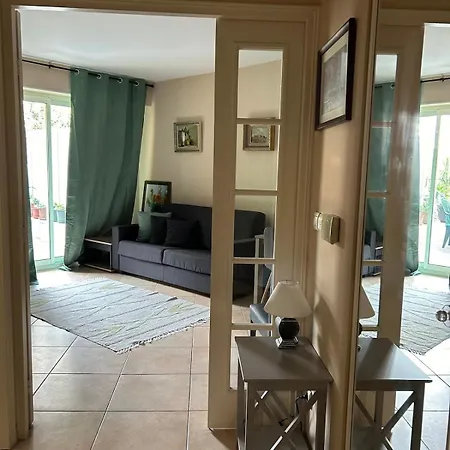 شقة One-bedroom With A Cozy Terrace Beachfront, Center, Parking