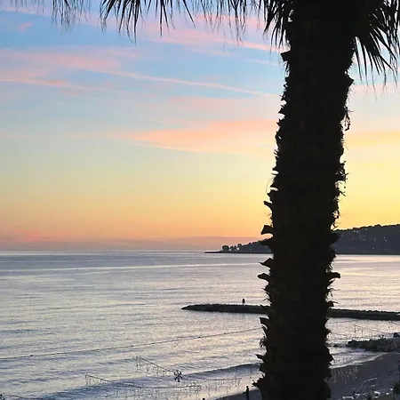 One-bedroom With A Cozy Terrace Beachfront, Center, Parking شقة